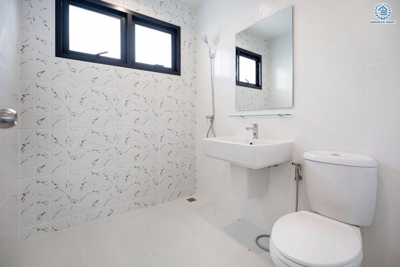 บ้านมือสองตกแต่งใหม่ แบรนด์ LH โครงการ ชัยพฤกษ์ บางบัวทอง หลังใหญ่ เนื้อที่ 76 ตร.ว. ฟังก์ชัน 3 ห้องนอน 2 ห้องน้ำ จอดรถได้ 2 คัน พร้อม Facilities ครบครัน บนทำเลเดินทางสะดวก ติดถนนบางกรวย-ไทรน้อย ใกล้เซ็นทรัลเวสต์เกต และรถไฟฟ้าสายสีม่วง "สถานีบางพลู"